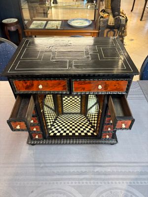 A small tortoiseshell-veneered cabinet of drawers with mirrored interior, Antwerp, 17th C. — 照片 10