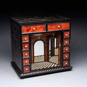 A small tortoiseshell-veneered cabinet of drawers with mirrored interior, Antwerp, 17th C. — 照片 1