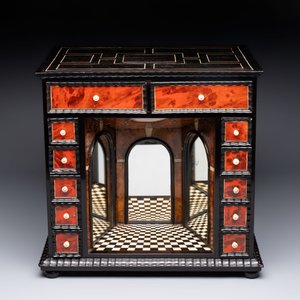 A small tortoiseshell-veneered cabinet of drawers with mirrored interior, Antwerp, 17th C. — 照片 3