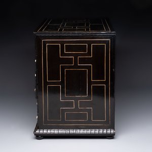 A small tortoiseshell-veneered cabinet of drawers with mirrored interior, Antwerp, 17th C. — 照片 4