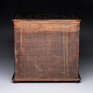 A small tortoiseshell-veneered cabinet of drawers with mirrored interior, Antwerp, 17th C. — 照片 5
