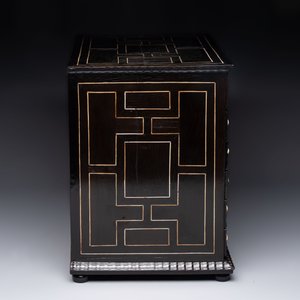 A small tortoiseshell-veneered cabinet of drawers with mirrored interior, Antwerp, 17th C. — 照片 6