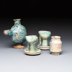 A small turquoise-glazed albarello and three oil lamps, Iran or Syria, 12/13th C. — photo 1