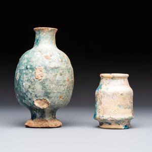 A small turquoise-glazed albarello and three oil lamps, Iran or Syria, 12/13th C. — photo 3