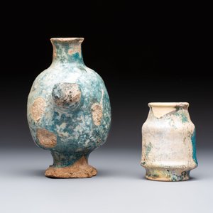 A small turquoise-glazed albarello and three oil lamps, Iran or Syria, 12/13th C. — photo 5