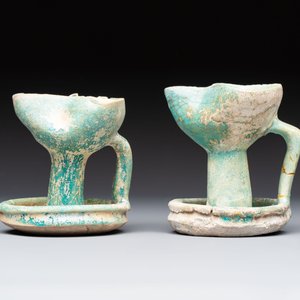 A small turquoise-glazed albarello and three oil lamps, Iran or Syria, 12/13th C. — photo 8