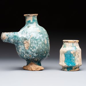 A small turquoise-glazed albarello and three oil lamps, Iran or Syria, 12/13th C. — 照片 2