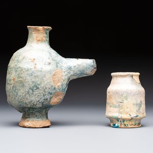 A small turquoise-glazed albarello and three oil lamps, Iran or Syria, 12/13th C. — 照片 4