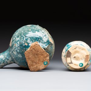 A small turquoise-glazed albarello and three oil lamps, Iran or Syria, 12/13th C. — 照片 7