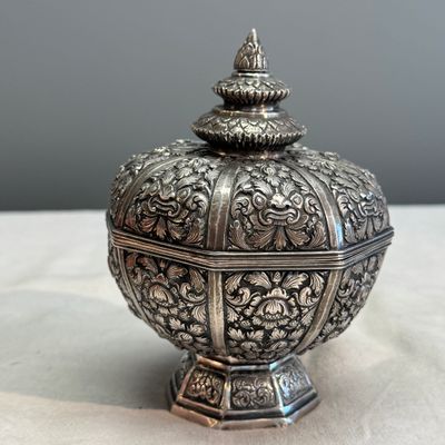A South-East Asian repoussé silver teapot and a covered box — photo 27