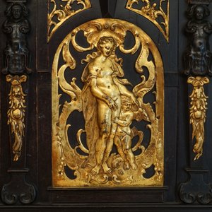 A South-German ebony veneer and gilded copper cabinet, 17th C. — 照片 5