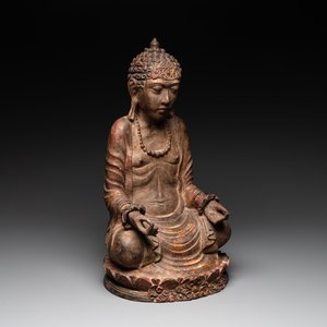 A Southeast Asian gilt-lacquered wooden sculpture of a praying ascetic, 18/19th C. — photo 1