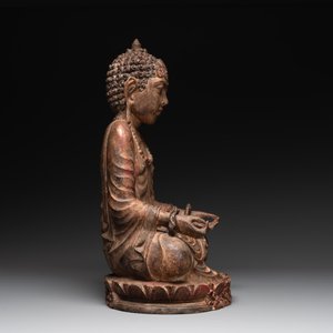A Southeast Asian gilt-lacquered wooden sculpture of a praying ascetic, 18/19th C. — photo 3
