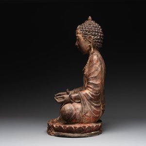 A Southeast Asian gilt-lacquered wooden sculpture of a praying ascetic, 18/19th C. — photo 5