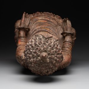 A Southeast Asian gilt-lacquered wooden sculpture of a praying ascetic, 18/19th C. — photo 6