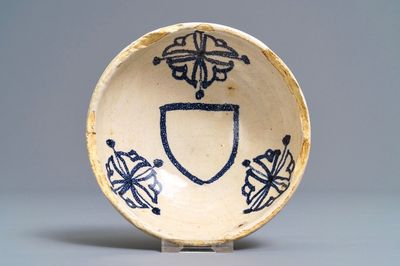 A Spanish blue and white armorial bowl, 16/17th C.