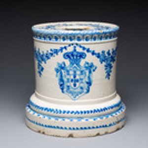 A Spanish blue and white armorial stand, Talavera, 18th C. — photo 1