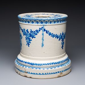 A Spanish blue and white armorial stand, Talavera, 18th C. — photo 2