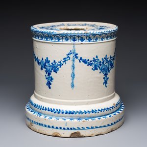A Spanish blue and white armorial stand, Talavera, 18th C. — photo 3
