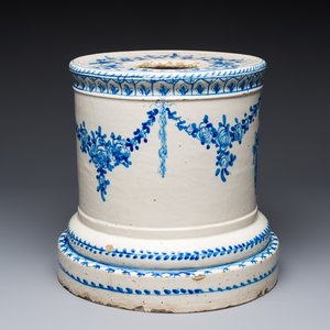 A Spanish blue and white armorial stand, Talavera, 18th C. — photo 4