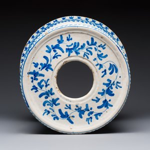 A Spanish blue and white armorial stand, Talavera, 18th C. — photo 5