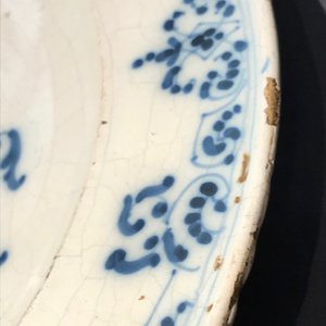 A Spanish blue and white inscribed armorial charger, Talavera, 18th C. — 照片 4