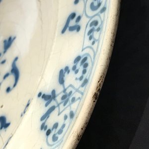 A Spanish blue and white inscribed armorial charger, Talavera, 18th C. — 照片 6