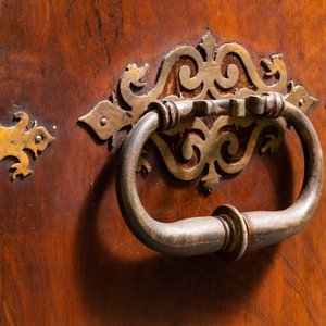 A Spanish bronze-mounted oak 'bargueño' or cabinet on stand, 16th C. — 照片 12