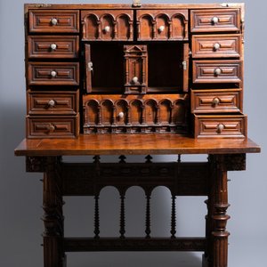 A Spanish bronze-mounted oak 'bargueño' or cabinet on stand, 16th C. — 照片 4