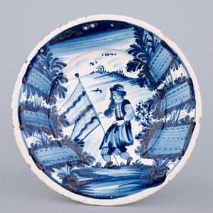 A Spanish Catalan blue and white dish with a flag-bearer, late 17th C. — photo 1