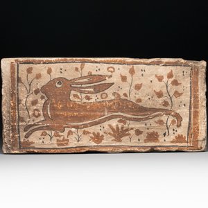 A Spanish cold-painted 'socarrat' or ceiling tile with a hare, 15th C. — photo 1