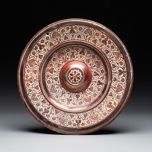 A Spanish Hispano-Moresque lustre-glazed dish with raised central medallion, Manises, 16th C. — photo 1