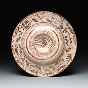 A Spanish Hispano-Moresque lustre-glazed dish with raised central medallion, Manises, 16th C. — photo 2