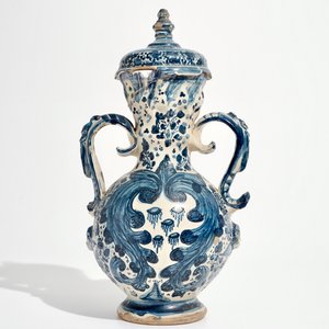 A Spanish pottery blue and white two-handled vase and cover, Triana, Seville, 18th C. — photo 3