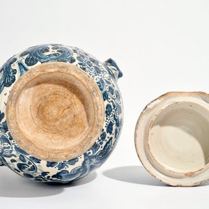 A Spanish pottery blue and white two-handled vase and cover, Triana, Seville, 18th C. — photo 6