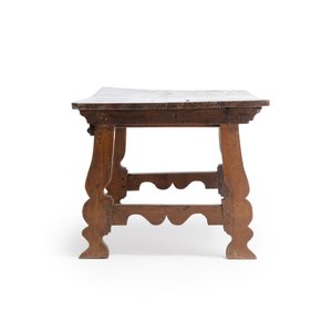 A Spanish walnut table with two drawers — 照片 3