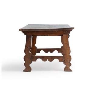 A Spanish walnut table with two drawers — 照片 5