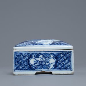 A square Chinese blue and white box and cover, Qianlong — photo 2