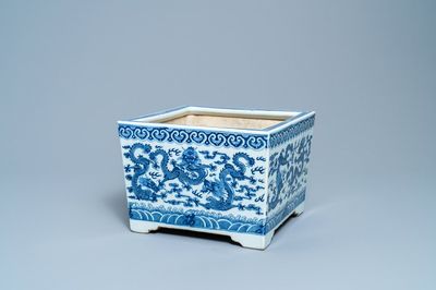 A square Chinese blue and white 'dragon' jardinière, 19th C.
