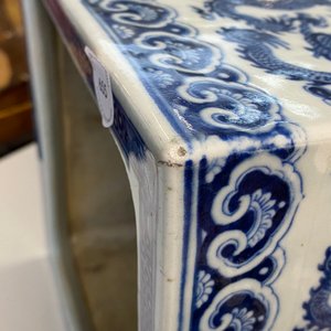 A square Chinese blue and white 'dragon' jardinière, 19th C. — photo 12