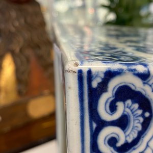 A square Chinese blue and white 'dragon' jardinière, 19th C. — photo 13