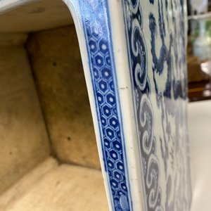 A square Chinese blue and white 'dragon' jardinière, 19th C. — photo 15