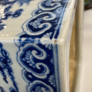 A square Chinese blue and white 'dragon' jardinière, 19th C. — photo 17