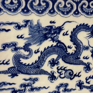 A square Chinese blue and white 'dragon' jardinière, 19th C. — photo 18