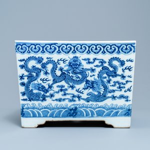 A square Chinese blue and white 'dragon' jardinière, 19th C. — photo 2