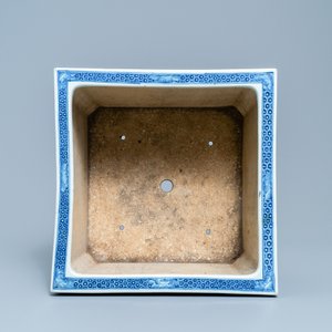 A square Chinese blue and white 'dragon' jardinière, 19th C. — photo 6