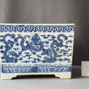 A square Chinese blue and white 'dragon' jardinière, 19th C. — photo 9