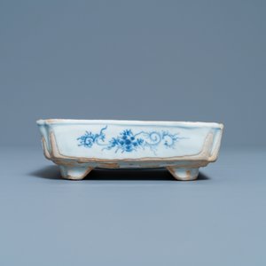 A square Chinese blue and white ko-sometsuke bowl on four feet for the Japanese market, Tianqi/Chongzhen — photo 5