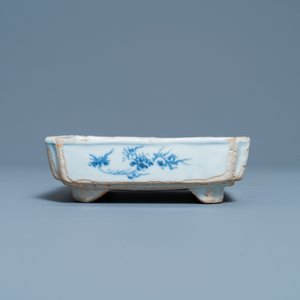 A square Chinese blue and white ko-sometsuke bowl on four feet for the Japanese market, Tianqi/Chongzhen — photo 6