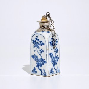A square Chinese blue and white silver-mounted flask, Kangxi — photo 1